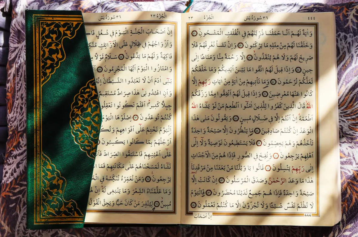 مصحف مفتوح على حامل خشبي